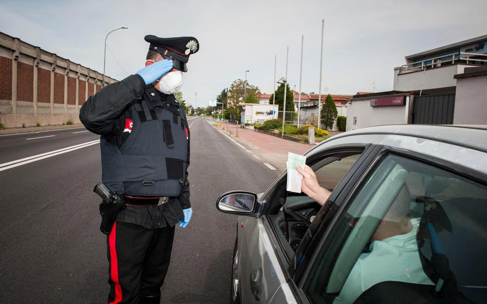 Carabinieri fermano un automobilista Carabinieri fermano un automobilista